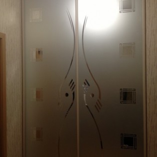 Двери-купе с пескоструйным рисунком на зеркале в Лавриках