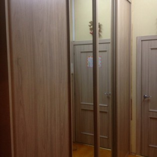 Встроенный шкаф-купе с дверями-купе с наполнением из зеркала и ЛДСП в квартире на ул. Зверинской.