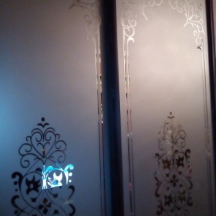 Двери-купе с наполнением из зеркала с пескоструйным рисунком в квартире на Новочеркасском пр.