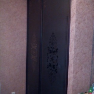 Двери-купе с наполнением из зеркала с пескоструйным рисунком в квартире на Новочеркасском пр.