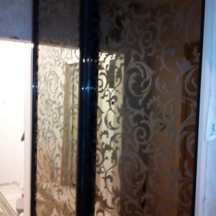 Двери-купе с наполнением из зеркала с пескоструйным рисунком в квартире на Юкковском ш.
