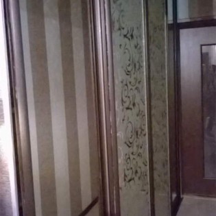 Двери-купе с наполнением из зеркала с пескоструйным рисунком в квартире на пр. Металлистов