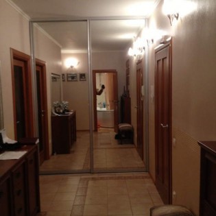 Зеркальные двери-купе в квартире на ул. Гаккелевской д. 32. Профиль - KR300N Серебро матовое.