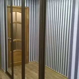 Встроенный шкаф-купе с зеркальными дверями в квартире на ул. Репищева