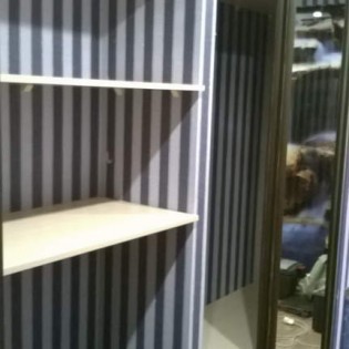 Встроенный шкаф-купе с зеркальными дверями в квартире на ул. Репищева