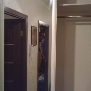 Встроенный шкаф-купе с зеркальными дверями в квартире на ул. Туристской