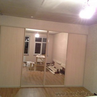 Встроенный шкаф с дверями-купе с наполением из ДСП и зеркала в квартире на ул. Бухарестская д.80