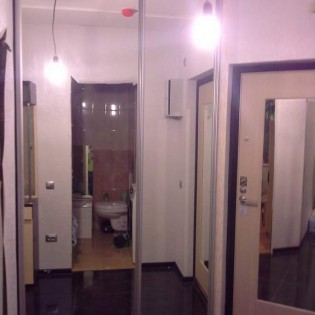 Зеркальные двери-купе в квартире на ул. Фёдора Абрамова д.8