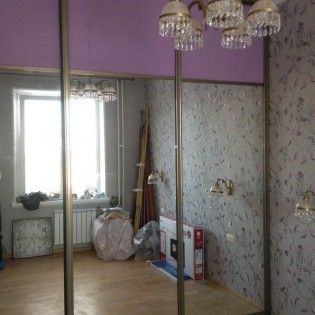 Встроенный шкаф с дверями-купе с наполнением из декоративного стекла и зеркала в квартире на Рощинской д.1 в Гатчине