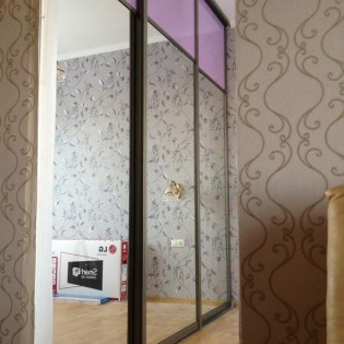 Встроенный шкаф с дверями-купе с наполнением из декоративного стекла и зеркала в квартире на Рощинской д.1 в Гатчине