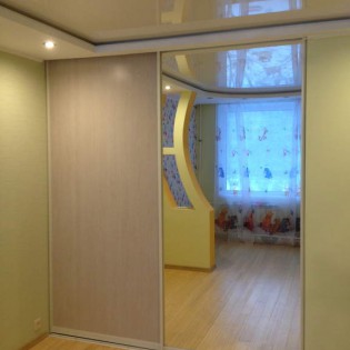 Встроенный шкаф с дверями-купе с наполнением из ДСП и зеркала в квартире на ул. Шотмана