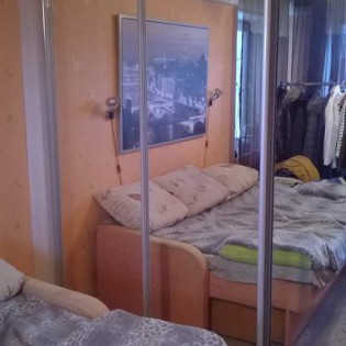 Встроенный шкаф с дверями-купе с наполнением из зеркала в квартире на ул. Тимуровская