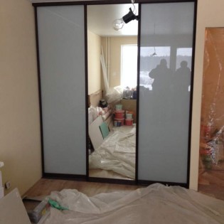 Двери-купе с наполнением из декоративного стекла и зеркала в квартире в Парголово