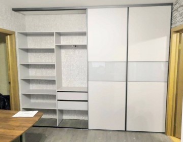 Встроенный шкаф-купе с комбинированными вставками в профиле SLIM ...