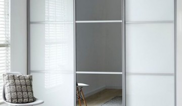 Встроенный шкаф-купе с дверями со вставками стёкол и зеркал