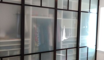 Двери-купе со вставками стёкол с тонировкой Oracal