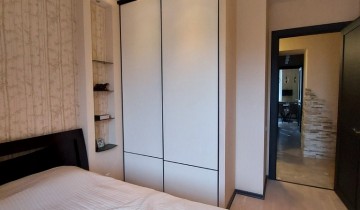 Встроенный шкаф с дверями в профиле SLIM и вставками МДФ