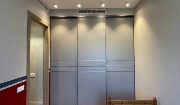 Встроенный шкаф-купе с откатными дверями