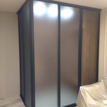 Межкомнатная угловая перегородка во встроенную гардеробную