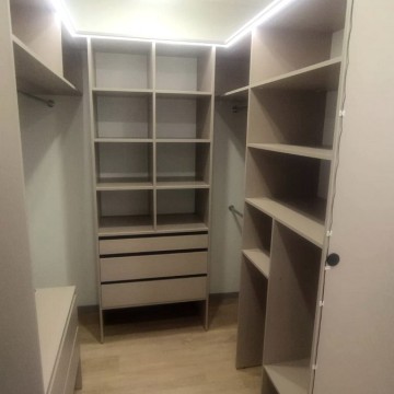 Гардеробная ниша с наполнением и откатными дверями