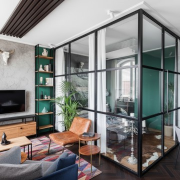 Интерьерная перегородка угловой конструкции со стационарными дверями