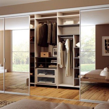 Зеркальные вставки двери-купе в гардеробную комнату