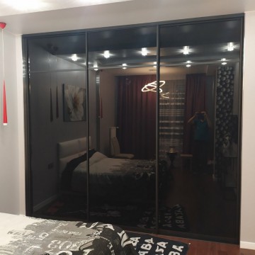 Вставки зеркал Графит в двери-купе встроенного шкафа