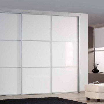 Двери-купе со вставками обычных стёкол, тонированных плёнкой