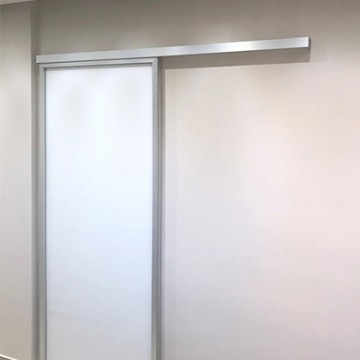 2 вставки тонированных стёкол в межкомнатной перегородке