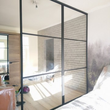 Интерьерная перегородка в комнате в чёрном профиле с разделителями