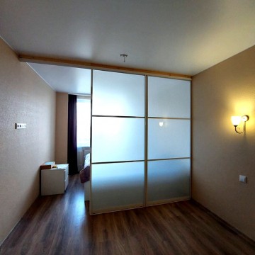 Межкомнатная перегородка со вставками тонированных стёкол