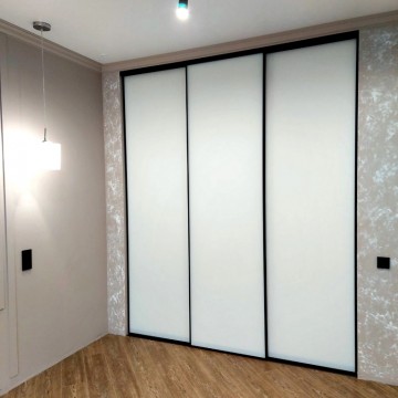 Двери-купе со вставками стекла сатинат в чёрном профиле Slim