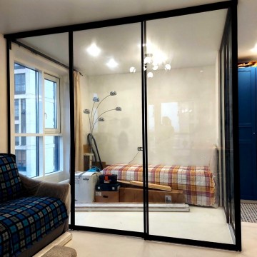 Угловая интерьерная перегородка со стационарной и подвижной частями