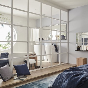 Межкомнатная перегородка в белом профиле с горизонтальными и вертикальными разделителями