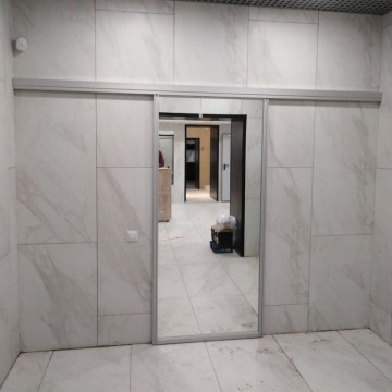 2-сторонняя зеркальная дверь-перегородка в здании киноцентра