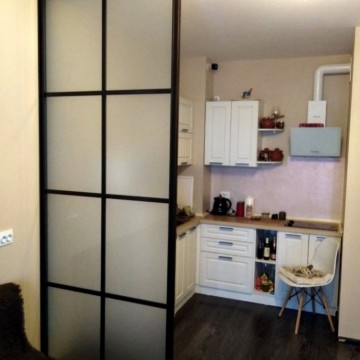 Интерьерная перегородка с горизонтальными и вертикальными разделителями