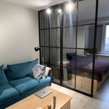 Интерьерная перегородка с прозрачными стеклами в черном профиле