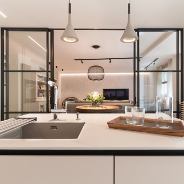 Подвесная 4-дверная перегородка с прозрачными стёклами и разделителями