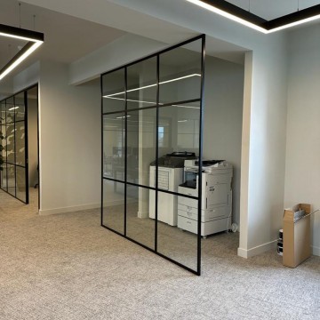 Стеклянная интерьерная перегородка в тонком черном профиле