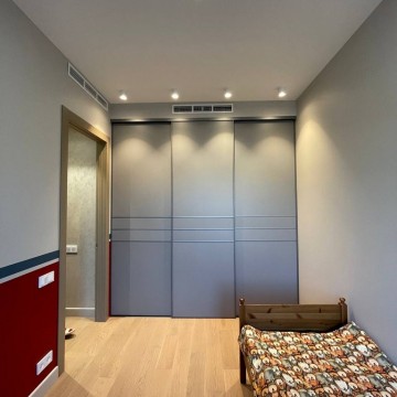 Встроенный шкаф-купе с откатными дверями