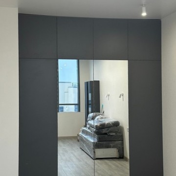 Встроенный шкаф с распашными дверями с зеркалами