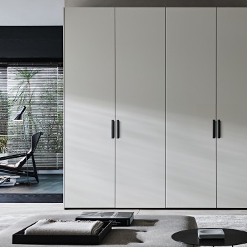 Отдельно стоящий шкаф с распашными дверями