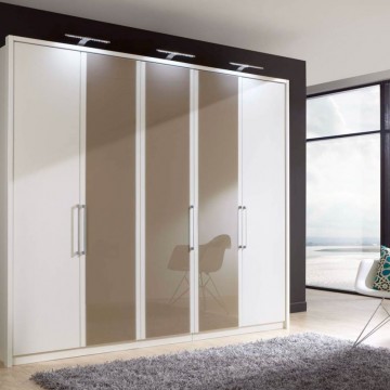 Встроенный шкаф с распашными дверями с глянцевыми панелями