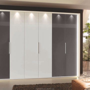 Встроенный шкаф с распашными дверями с глянцевыми панелями