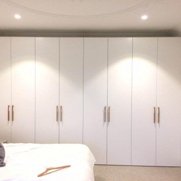 Встроенный широкий шкаф с распашными дверями