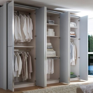 Отдельно стоящий широкий шкаф с распашными дверями