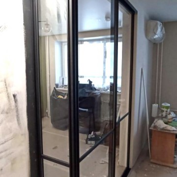 Угловая перегородка с одной стационарной дверью