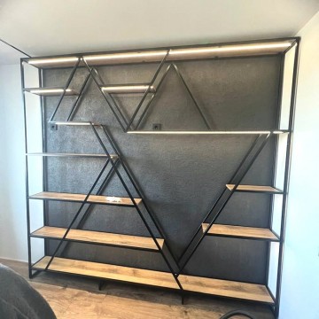 Стеллаж из металлоконструкции с полками из ЛДСП EGGER. В комплекте 2 гардеробные, стеллаж и перегородка.