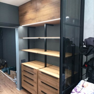 Гардеробная с подсветкой и полками из ЛДСП EGGER. В комплекте 2 гардеробные, стеллаж и перегородка