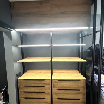 Гардеробная с подсветкой и полками из ЛДСП EGGER. В комплекте 2 гардеробные, стеллаж и перегородка